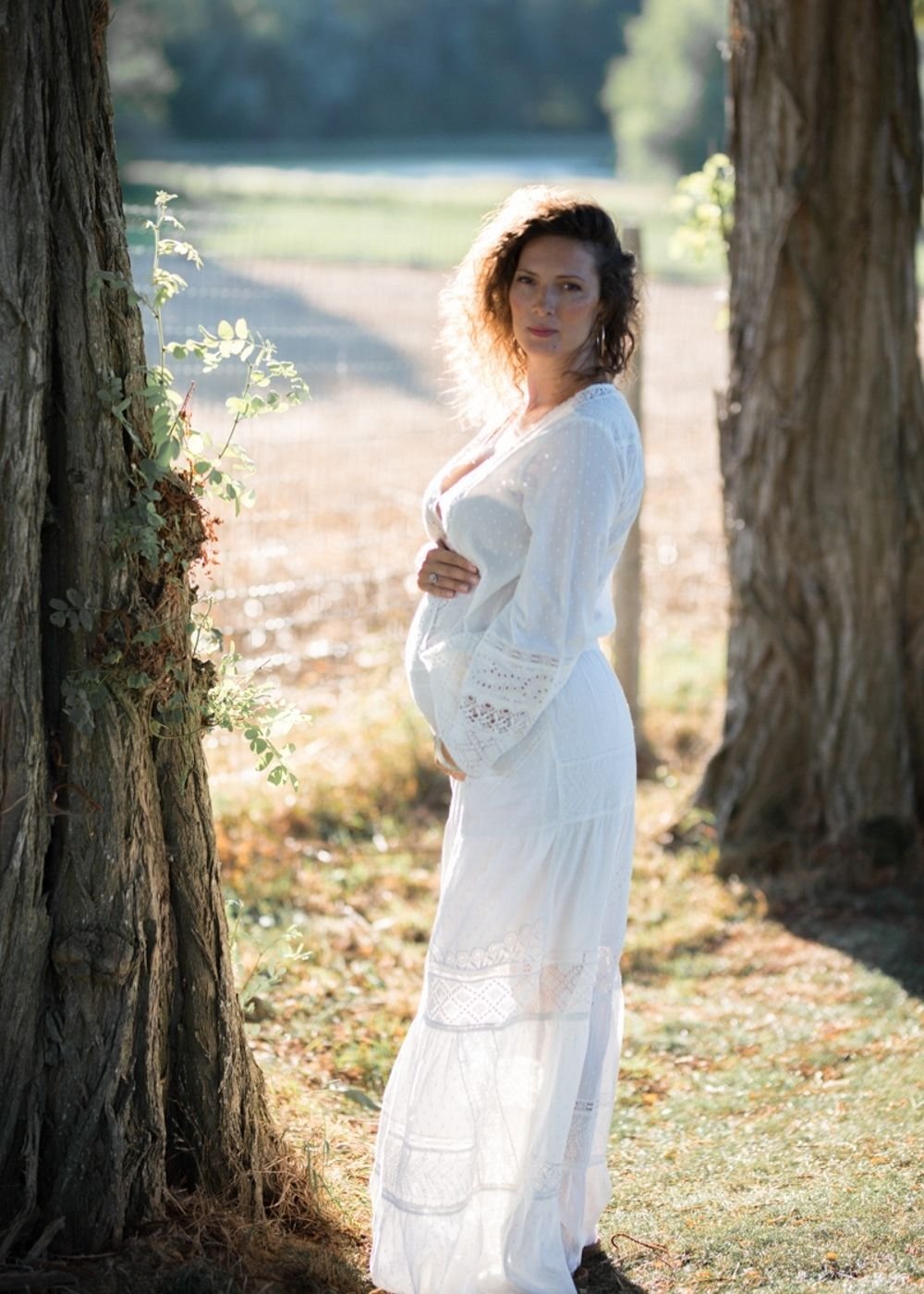 Portrait maternité — lumière naturelle, photographe grossesse Aisne