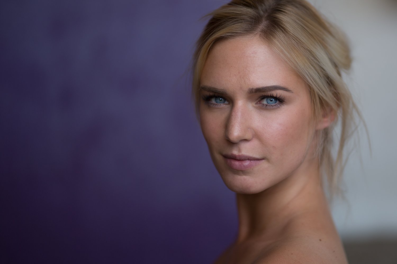 Eva — portrait lumière naturelle, photographe Aisne